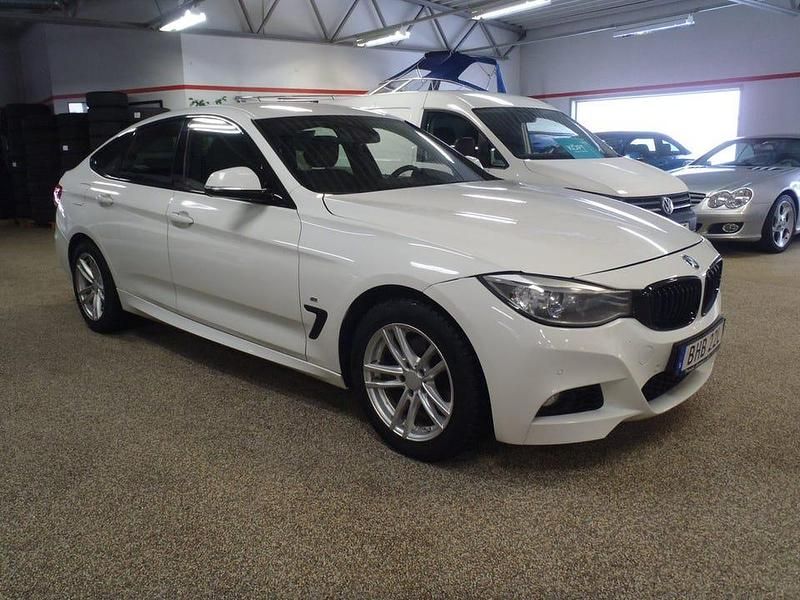 Vit Begagnad 2014 BMW 320 Gran Turismo M Sport Kombi | 136 000 kr (Marknadspris) - Bild 1/4