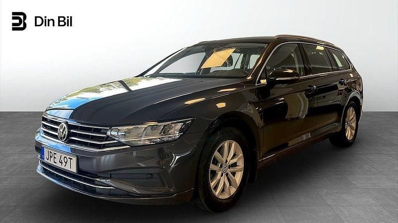 Mörkgrå Begagnad 2019 VW Passat Business Kombi | 269 000 kr (Marknadspris) - Bild 1/4