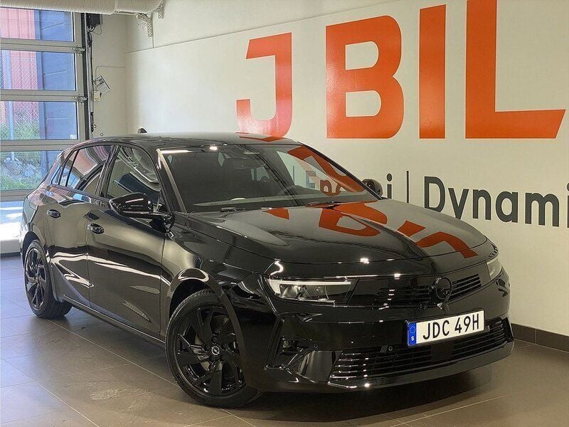 Svart (diamond black) Begagnad 2022 Opel Astra GS Line Halvkombi | 329 900 kr - Bild 1/4