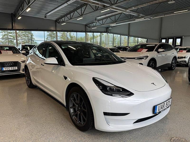 Vit Begagnad 2022 Tesla Model 3 Standard Range Sedan | 353 900 kr (Lite dyr) - Bild 1/4