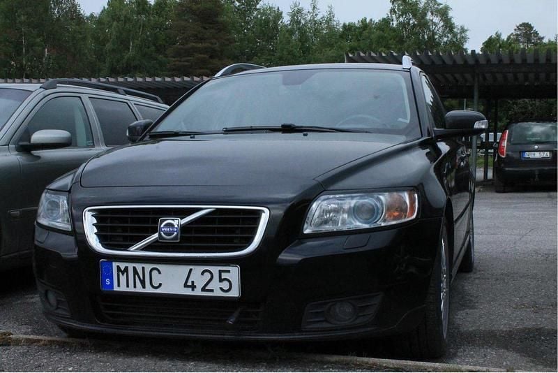 Svart Begagnad 2008 Volvo V50 Summum Kombi | 42 000 kr (Marknadspris) - Bild 1/4