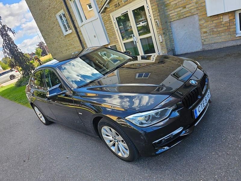 Begagnad 2015 BMW 320 Sedan | 110 000 kr (Superpris) - Bild 1/4