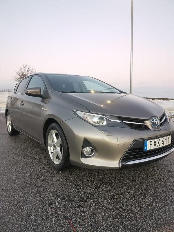 Begagnad 2015 Toyota Auris Hybrid Halvkombi | 139 000 kr (Marknadspris) - Bild 1/4