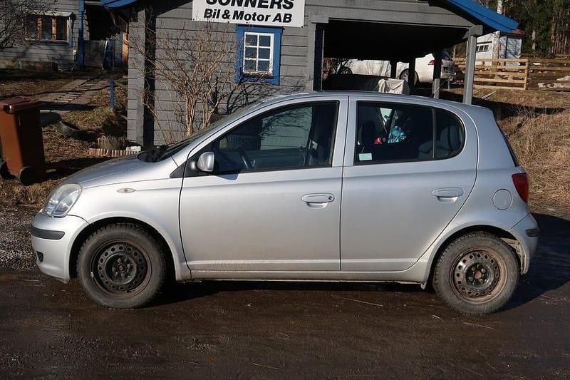 Begagnad Toyota Yaris 65 HK (47 kW) 2005 Silver Halvkombi
