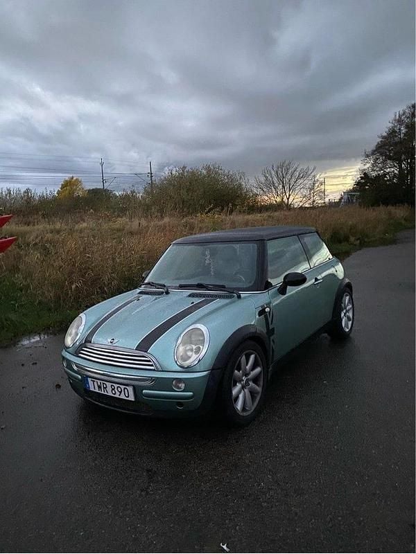 Grön Begagnad 2003 Mini Cooper Halvkombi | 28 500 kr (Marknadspris) - Bild 1/4