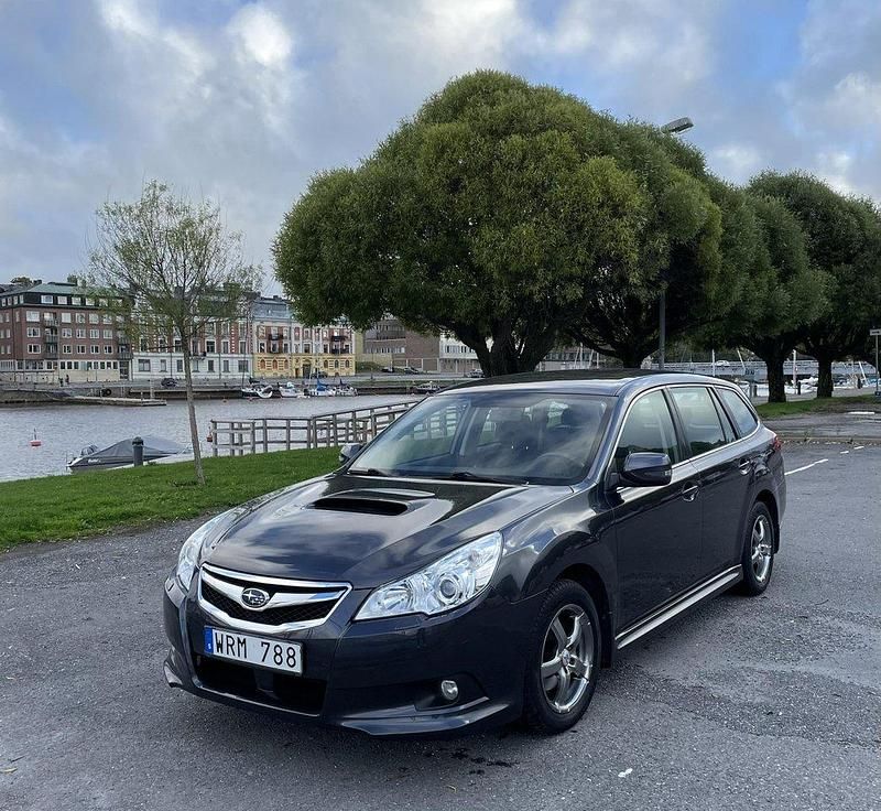 Grå Begagnad 2011 Subaru Legacy Kombi | 55 000 kr (Marknadspris) - Bild 1/4