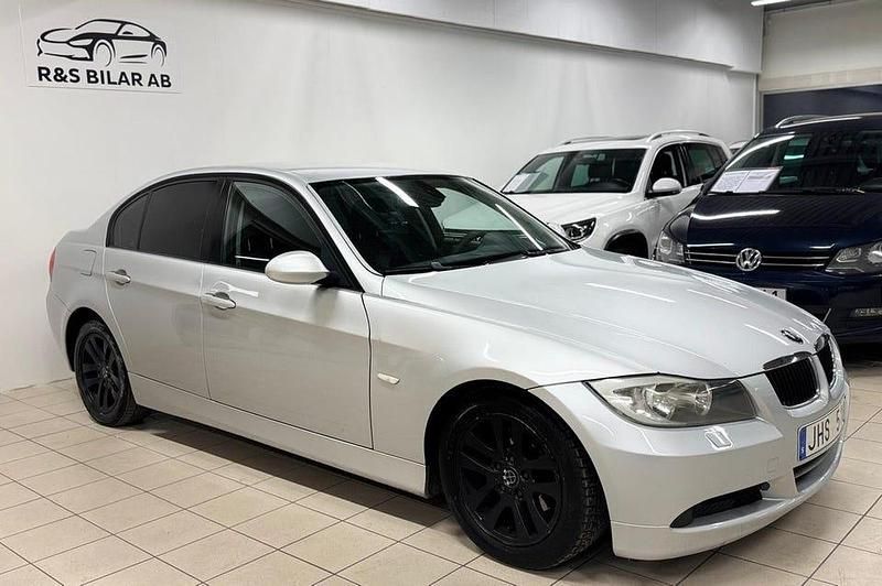 Grå Begagnad 2007 BMW 320 Comfort Edition Sedan | 57 900 kr (Marknadspris) - Bild 1/4