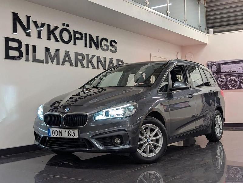 Grå Begagnad 2016 BMW 218 Gran Tourer Advantage Minibuss | 149 900 kr (Marknadspris) - Bild 1/4