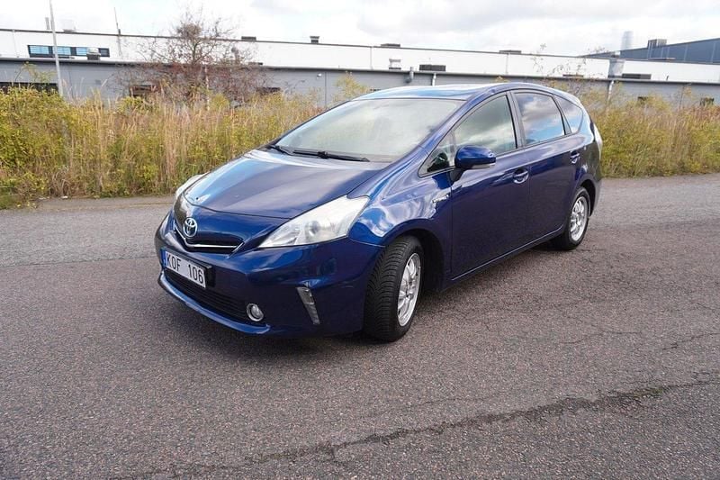 Mörkblå (blå) Begagnad 2013 Toyota Prius+ Minibuss | 99 900 kr (Dyr) - Bild 1/4