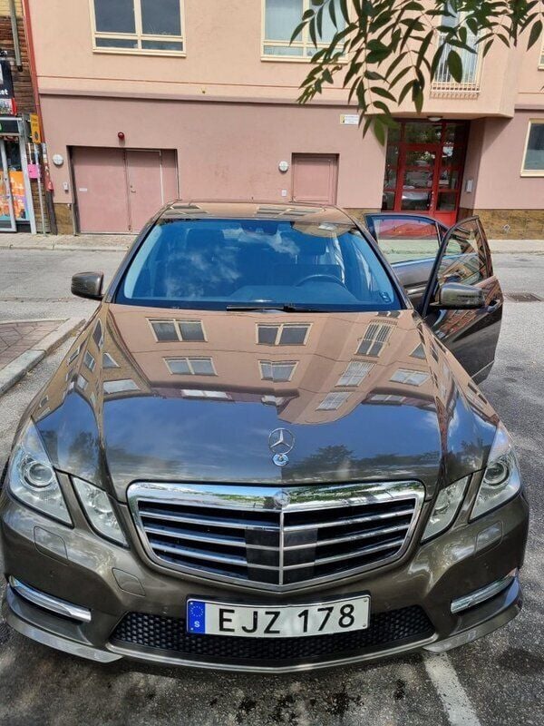 Grå Begagnad 2013 Mercedes E200 Sedan | 133 000 kr (Marknadspris) - Bild 1/4