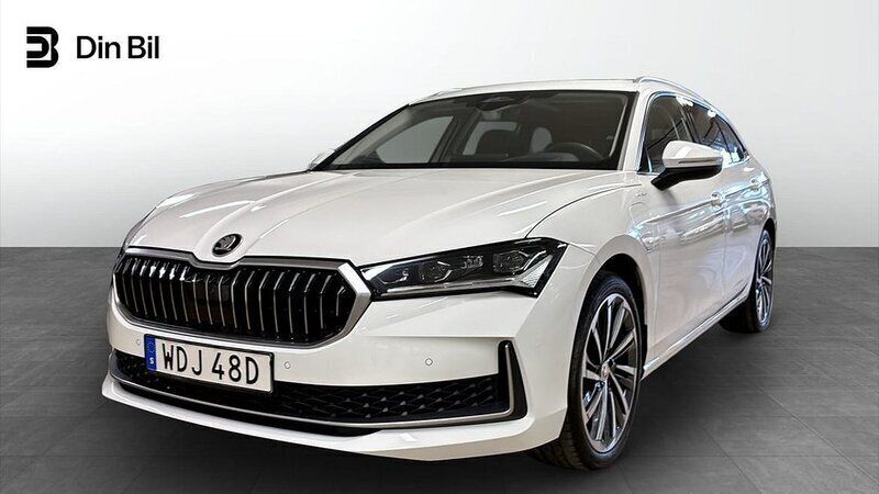 Vit (purity white) Begagnad 2024 Skoda Superb Kombi | 524 900 kr - Bild 1/4