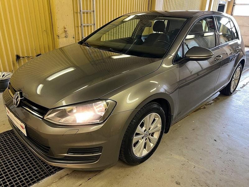 Grå Begagnad 2013 VW Golf VII Halvkombi | 74 900 kr (Marknadspris) - Bild 1/4
