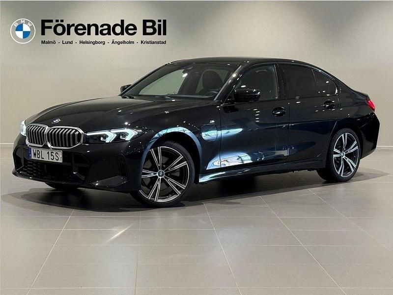 Svart Begagnad 2024 BMW 330e M Sport Sedan | 519 000 kr (Marknadspris) - Bild 1/4
