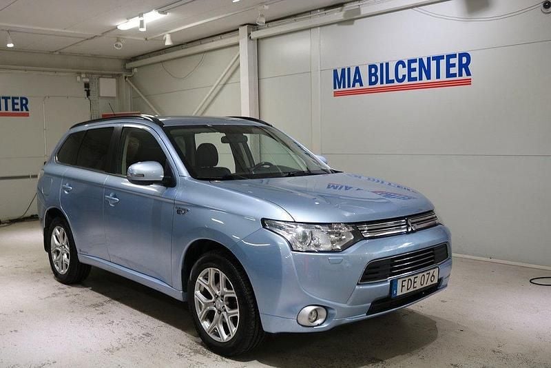 Ljusblå Begagnad 2014 Mitsubishi Outlander P-HEV SUV | 129 000 kr (Marknadspris) - Bild 1/4