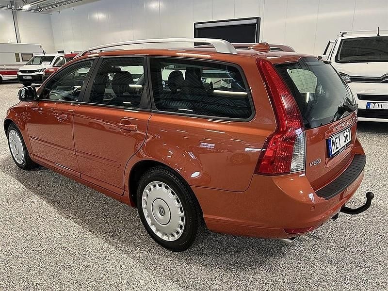 Begagnad Volvo V50 Momentum 150 HK (110 kW) 2011 Orangemetallic metallic Kombi