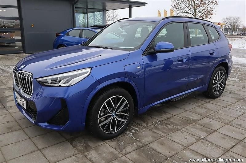 Begagnad BMW X1 M Sport 177 HK (130 kW) 2024 Blå samma som bilen SUV