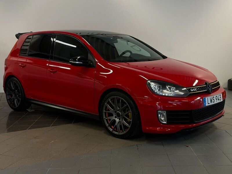 Röd Begagnad 2011 VW Golf VII Edition Halvkombi | 139 800 kr (Lite dyr) - Bild 1/4