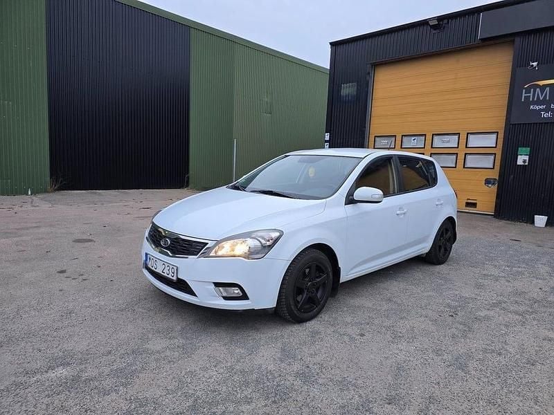 Vit Begagnad 2010 Kia Ceed Halvkombi | 44 900 kr (Bra pris) - Bild 1/4