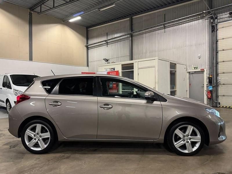 Begagnad Toyota Auris Edition 132 HK (97 kW) 2014 Brun Halvkombi