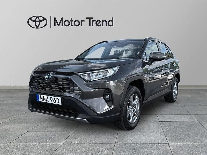 Mörkgrå (grå) Begagnad 2025 Toyota RAV4 Hybrid Active SUV | 419 000 kr (Superpris) - Bild 1/4