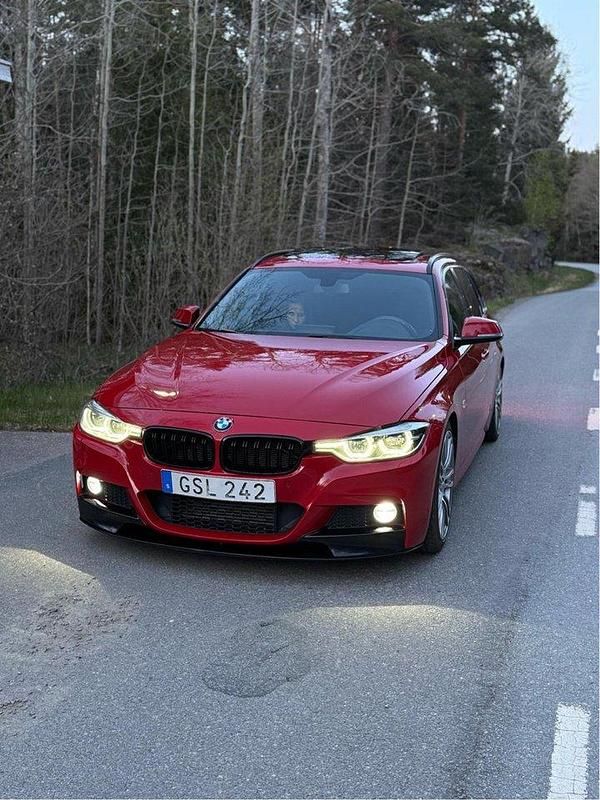 Röd Begagnad 2016 BMW 320 M Sport Kombi | 189 000 kr (Dyr) - Bild 1/4