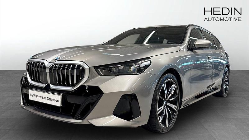 Grå (grey) Begagnad 2025 BMW 520 Comfort Edition Kombi | 594 700 kr (Marknadspris) - Bild 1/4