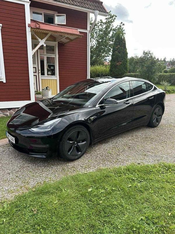 Svart Begagnad 2019 Tesla Model 3 Long Range Sedan | 214 000 kr (Marknadspris) - Bild 1/4