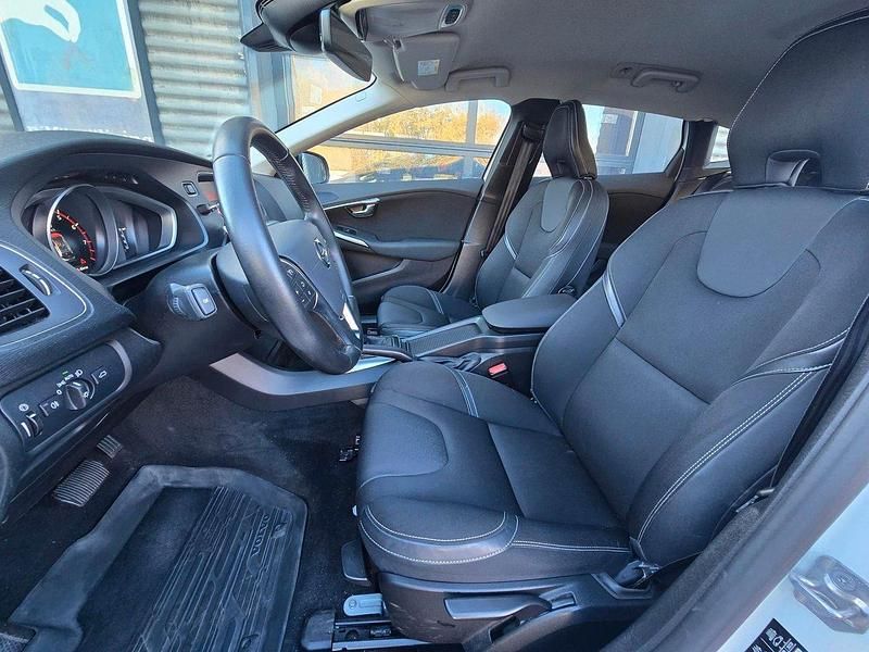 Begagnad Volvo V40 Momentum 152 HK (111 kW) 2017 Vit Kombi