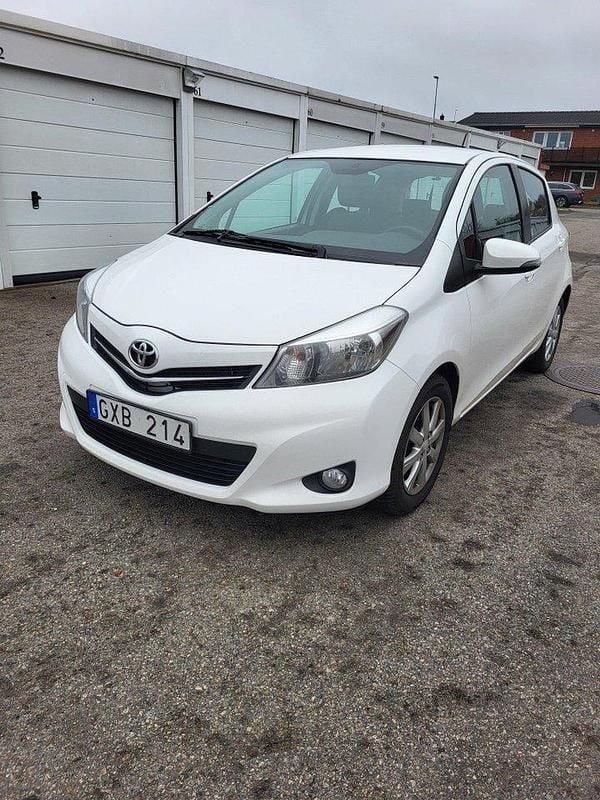 Vit Begagnad 2013 Toyota Yaris Active Halvkombi | 59 000 kr (Marknadspris) - Bild 1/4