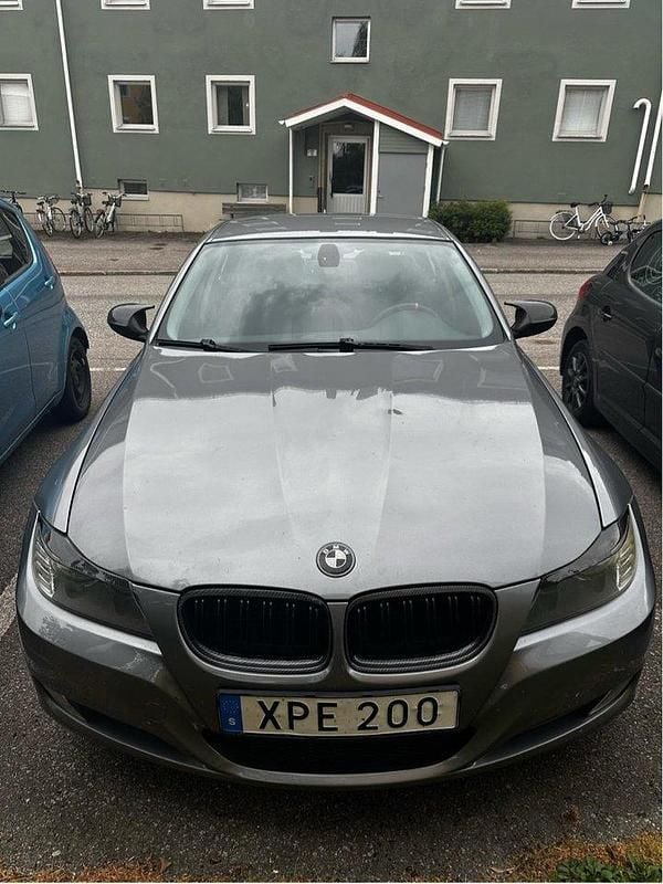 Grå Begagnad 2009 BMW 320 Sedan | 59 000 kr (Marknadspris) - Bild 1/4