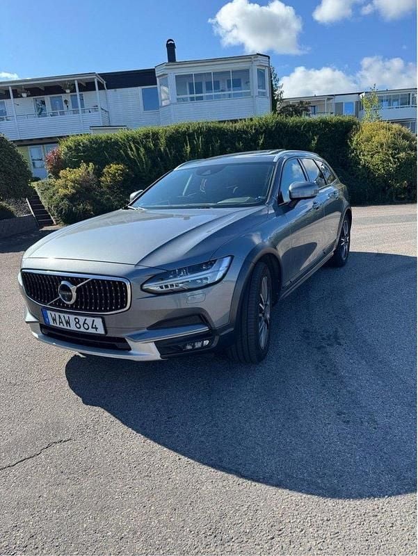 Grå Begagnad 2018 Volvo V90 CC Inscription Kombi | 308 500 kr (Marknadspris) - Bild 1/4