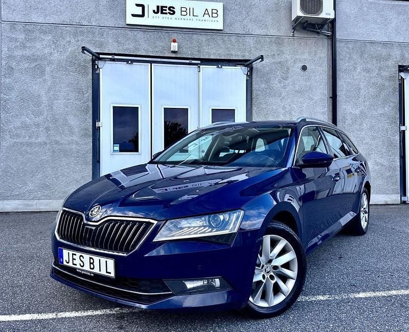 Blå Begagnad 2016 Skoda Superb Style Kombi | 119 900 kr (Marknadspris) - Bild 1/4
