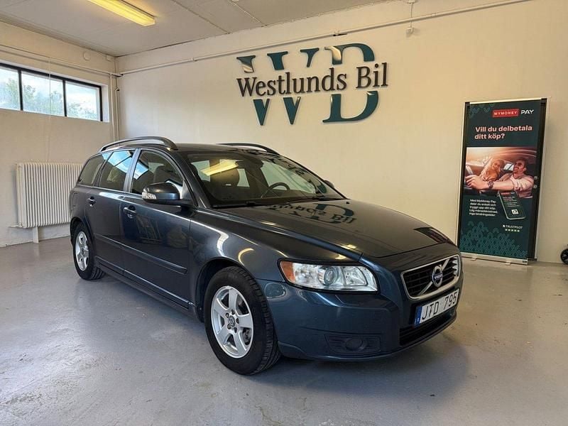Blå Begagnad 2010 Volvo V50 Momentum Kombi | 59 900 kr (Marknadspris) - Bild 1/4