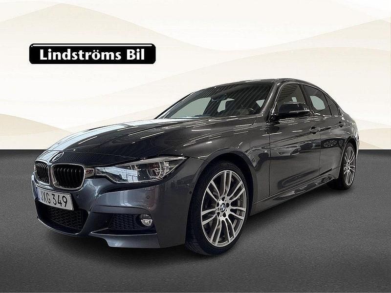 Grå Begagnad 2018 BMW 330 M Sport Sedan | 314 900 kr (Marknadspris) - Bild 1/3