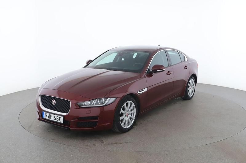 Röd Begagnad 2016 Jaguar XE Sedan | 174 000 kr (Marknadspris) - Bild 1/3