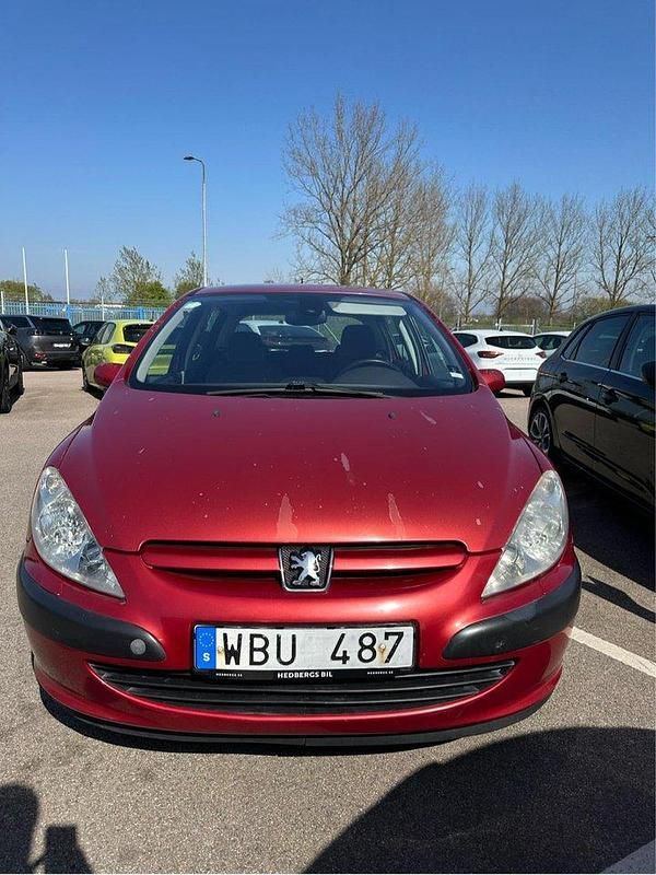 Röd Begagnad 2004 Peugeot 307 Halvkombi | 20 000 kr (Marknadspris) - Bild 1/4