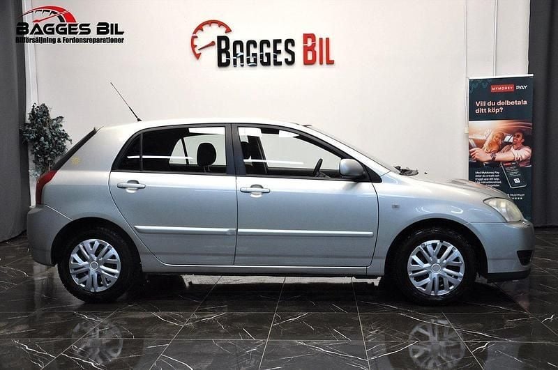 Silver Begagnad 2006 Toyota Corolla Halvkombi | 29 900 kr (Lite dyr) - Bild 1/4