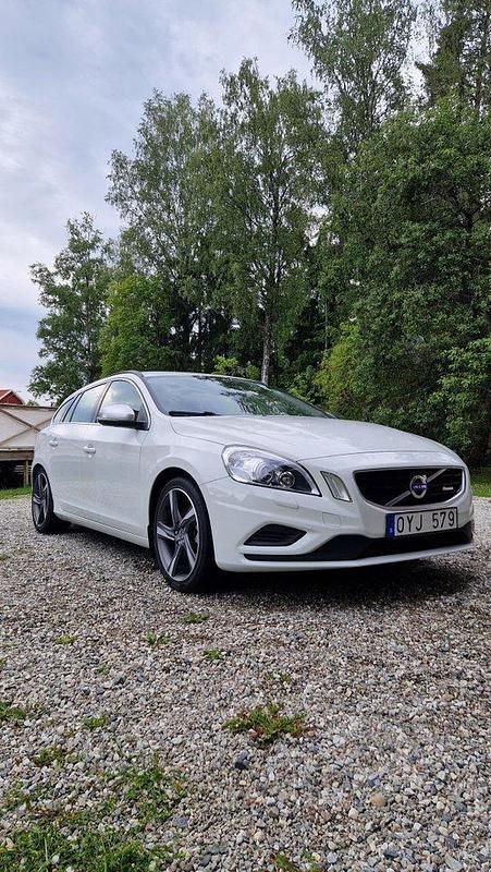 Vit Begagnad 2012 Volvo V60 R-Design Kombi | 119 900 kr (Marknadspris) - Bild 1/4