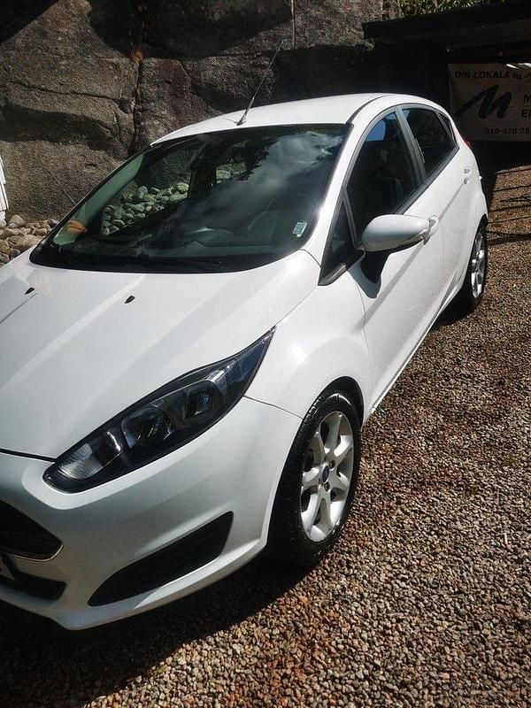 Vit Begagnad 2017 Ford Fiesta Trend Halvkombi | 85 000 kr - Bild 1/4