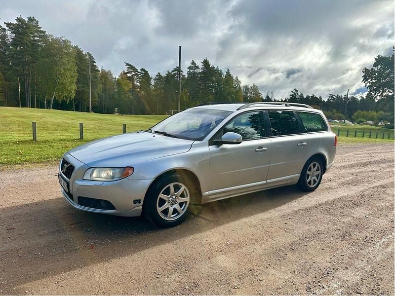 Grå Begagnad 2009 Volvo V70 Momentum Kombi | 45 000 kr (Marknadspris) - Bild 1/4