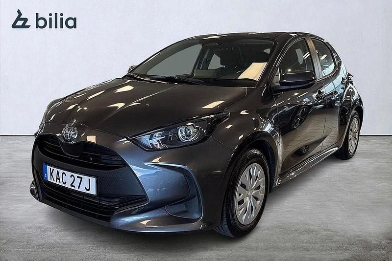 Mörkgrå Begagnad 2025 Toyota Yaris Hybrid Life Halvkombi | 239 800 kr (Bra pris) - Bild 1/3