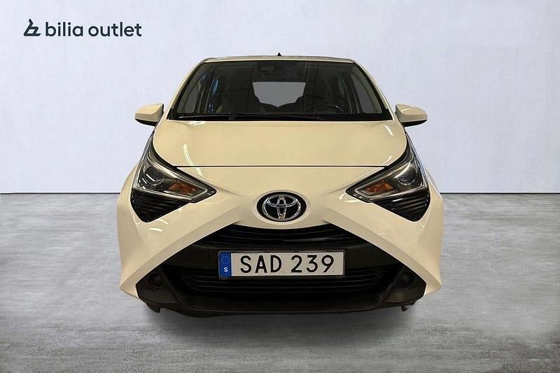 Begagnad Toyota Aygo X-play 72 HK (52 kW) 2018 Vit Halvkombi