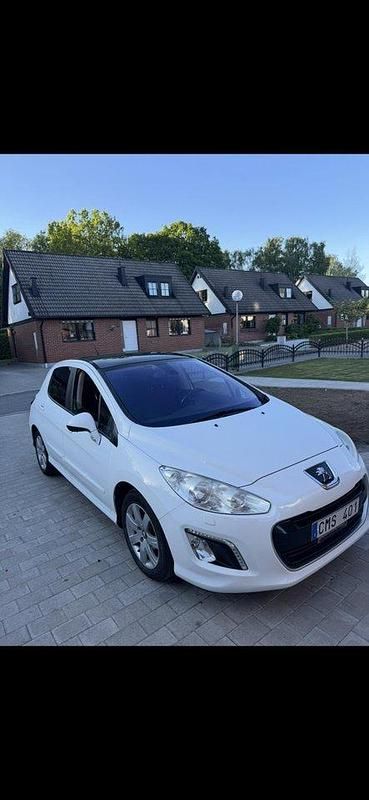 Vit Begagnad 2013 Peugeot 308 Halvkombi | 39 000 kr (Lite dyr) - Bild 1/4