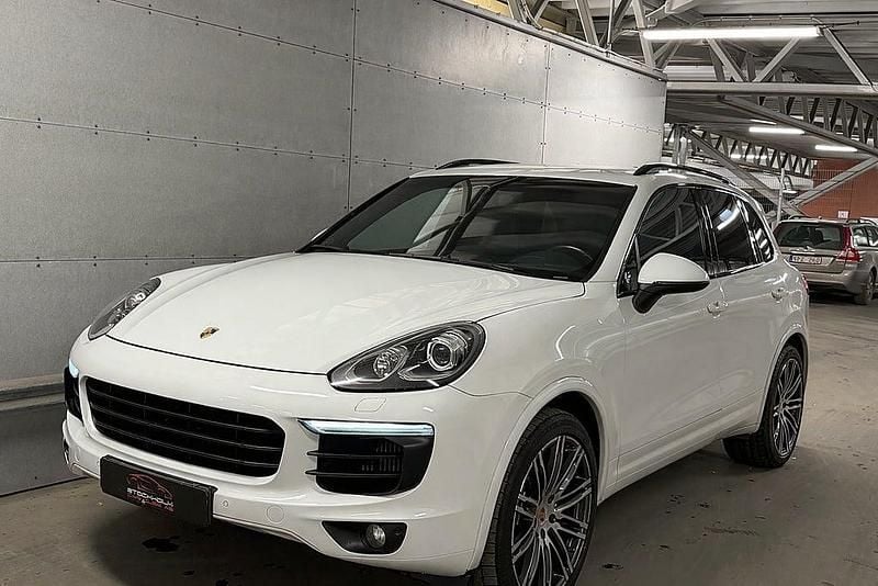 Vit Begagnad 2016 Porsche Cayenne Sport SUV | 289 900 kr (Bra pris) - Bild 1/4