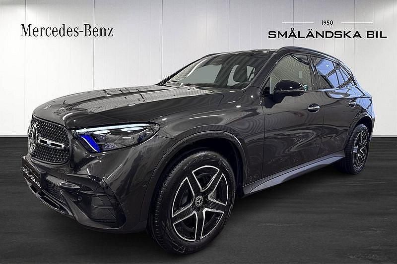 Grå Ny 2026 Mercedes GLC300e SUV | 791 450 kr - Bild 1/4