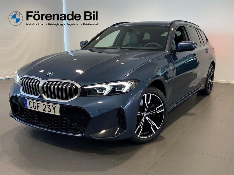 Blå Begagnad 2024 BMW 330e M Sport Kombi | 569 000 kr (Marknadspris) - Bild 1/4