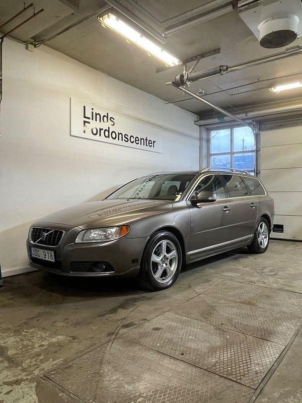 Grå Begagnad 2009 Volvo V70 Summum Kombi | 60 000 kr (Marknadspris) - Bild 1/4