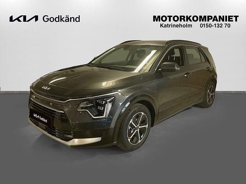 Grå Begagnad 2024 Kia Niro SUV | 339 900 kr (Marknadspris) - Bild 1/4