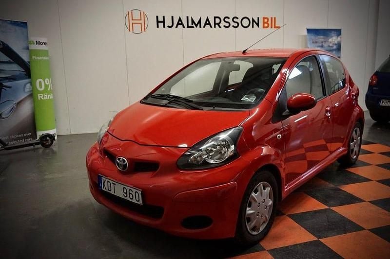 Begagnad Toyota Aygo 68 HK (50 kW) 2009 Röd Halvkombi