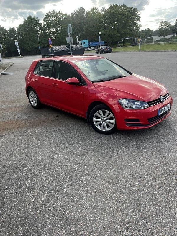 Röd Begagnad 2017 VW Golf VII Halvkombi | 110 000 kr (Bra pris) - Bild 1/4